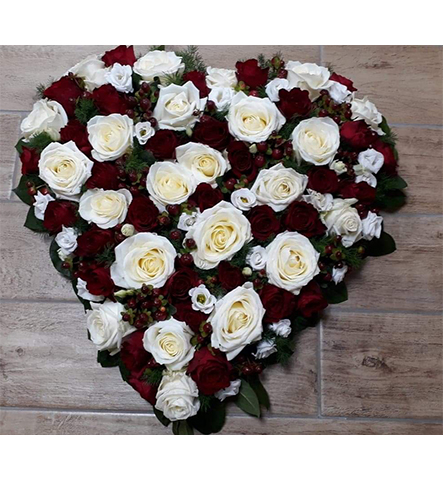 Coeur plein roses rouges et blanches - baies